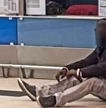 Ferito a coltellate nella stazione della Circumvesuviana, le immagini fanno il giro del web