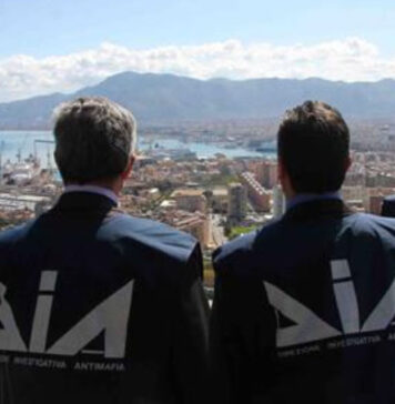 L’accusa all’ex sindaco: 10mila euro e appalti ai clan