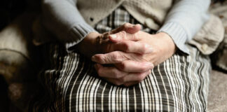 Giovane donna truffa anziani in serie: bottino da 100mila euro