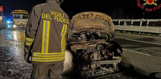 Auto divorata dalle fiamme sull’A16: a bordo un 23enne