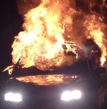 Concessionaria di auto in fiamme a Boscoreale, catturato l’autore