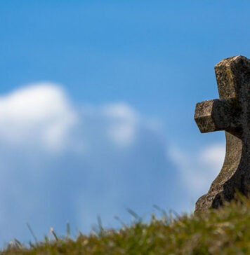 Donna trovata morta davanti alla tomba di famiglia