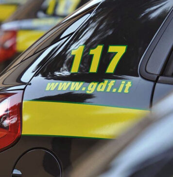 Divise dei carabinieri, armi e mazze da baseball: fermati padre e figlio a Poggiomarino