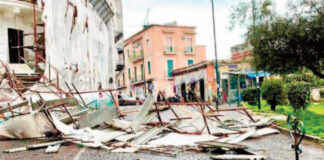 Crollo dell’impalcatura per maltempo: mezzi distrutti