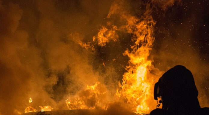 Somma Vesuviana, in fiamme ditta di noleggio auto