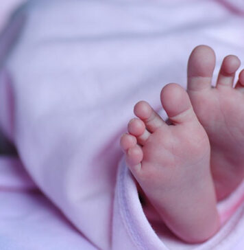 Partorisce in casa e la neonata muore, indagata la mamma ancora grave in ospedale