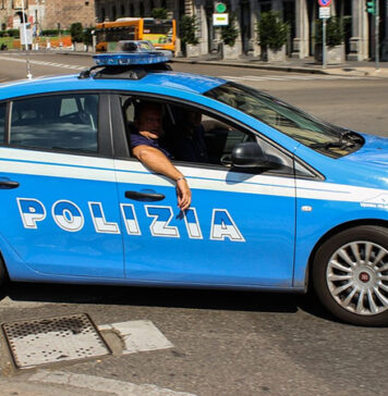 Ruba un documento e prova a prelevare contanti