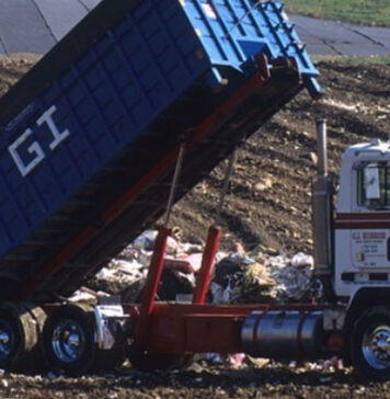 Netturbino cade dal camion dei rifiuti e muore