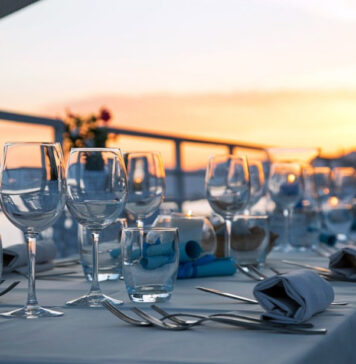 Fuggono dal ristorante senza pagare, ma dimenticano sul tavolo un cellulare da mille euro