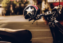 Era ai domiciliari, ma se ne va tranquillamente in scooter senza casco