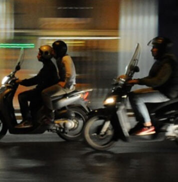 A soli 14 e 15 anni girano armati su uno scooter rubato