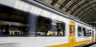 Ragazza scippata mentre sale sul treno, cade e batte la testa sulla banchina