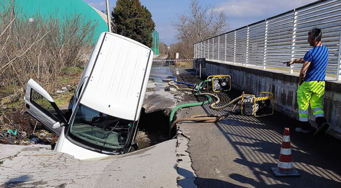 Auto precipita nella voragine dopo il guasto idrico tra Poggiomarino e San Giuseppe Vesuviano