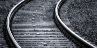 Rapinano bambino di 11 anni nella stazione Eav, poi lo spingono sui binari