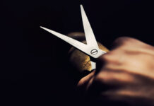 Paziente punta un paio di forbici all’addome di un’operatrice sanitaria