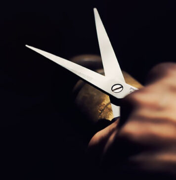 Lite in casa, moglie ferisce marito a colpi di forbici