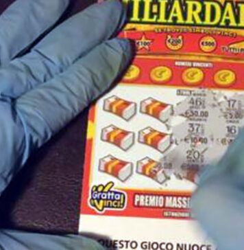 Tabaccaio manomette i Gratta e Vinci per incassare quelli vincenti: scoperto