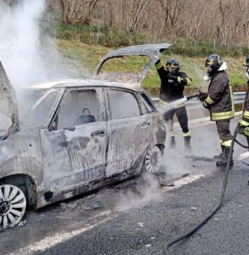 A16, altra auto in fiamme nel tratto maledetto