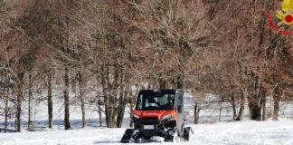 Genitori e figli piccoli intrappolati nella neve a Montervergine