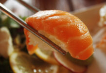 Stanno malissimo dopo il sushi, undici persone in ospedale