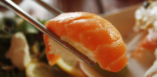 Evade dai domiciliari per una cena di sushi