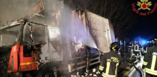 Camion pieno di plastiche in fiamme sull’A16: rischio diossine