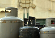 Bombole di gas nell’area in fiamme, corso contro il tempo per la rimozione