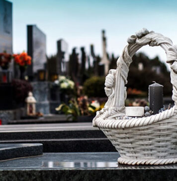 Donna derubata al cimitero