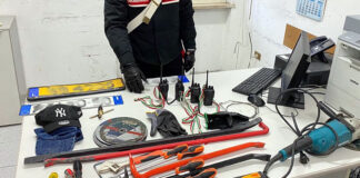 In auto con il kit dello scasso, va in fuga e si rompe una gamba nell’incidente