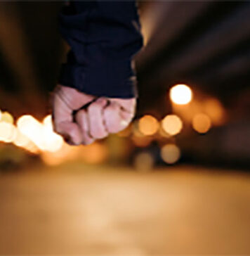 Picchiato da babygang davanti a madre e figli piccoli