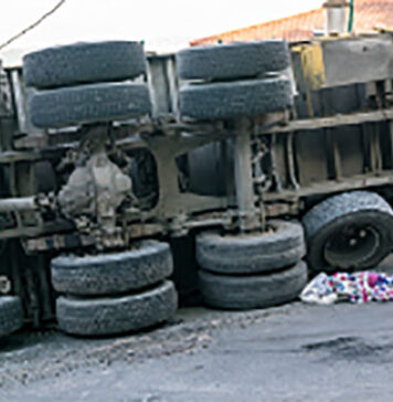 Paura all’ingresso dell’A30: si ribalta camion