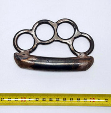 Tre studenti minorenni picchiati con un tirapugni