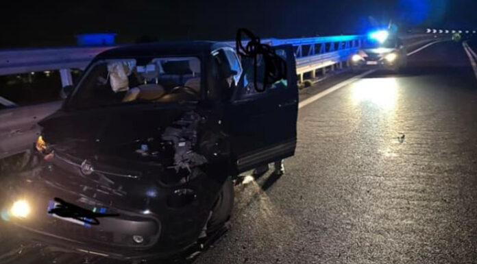 Auto contro guardrail sulla Statale 268: due feriti