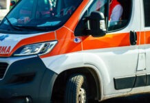 Anziano attraversa col deambulatore, camion lo investe