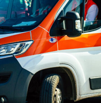 Anziano attraversa col deambulatore, camion lo investe