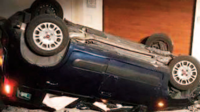 auto ribaltata