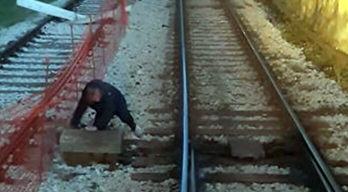 Uomo si lancia sotto ad un treno della Circumvesuviana tra San Giuseppe Vesuviano e Terzigno