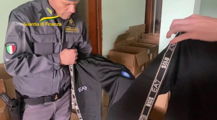 San Giuseppe Vesuviano, sigilli a mega-deposito con capi contraffatti del Napoli IL VIDEO