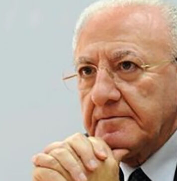 Riecco De Luca: “Mascherine nei luoghi affollati”