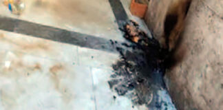 Appiccano il fuoco, danneggiato l’ingresso della Galleria Umberto