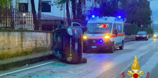 Auto si ribalta, il giovane conducente in ospedale d’urgenza