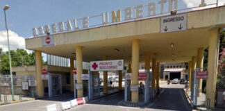 Giù dal terzo piano, giovane donna intubata in ospedale