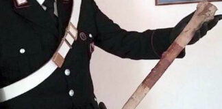 Pomigliano, davanti al seggio con un manganello: bloccato