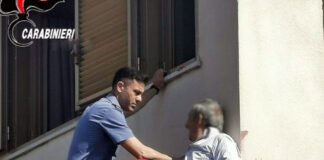 Resta bloccato sul cornicione di casa a un passo dal vuoto