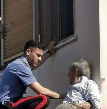 Resta bloccato sul cornicione di casa a un passo dal vuoto