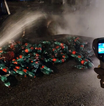 In fiamme tir carico di acqua minerale