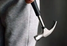 Scambia manager per l’amante della moglie e lo prende a martellate