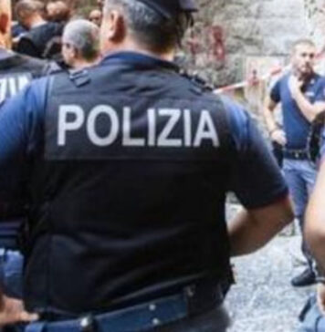 Colpisce poliziotto con un casco in testa