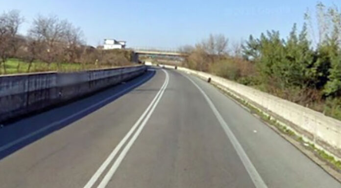 Incidente tra quattro veicoli sulla Statale 268, ambulanze sul posto e strada chiusa