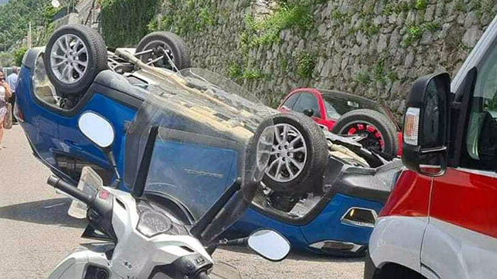 auto ribaltata